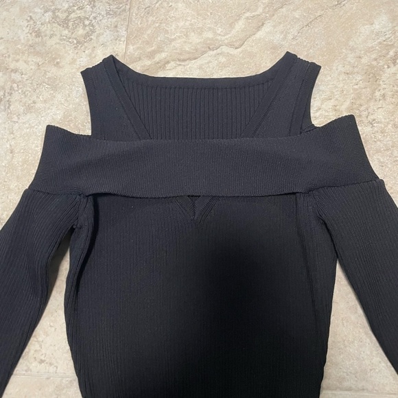 NWOT Ribbed cold shoulder black top. Size XS - Picture 4 of 5